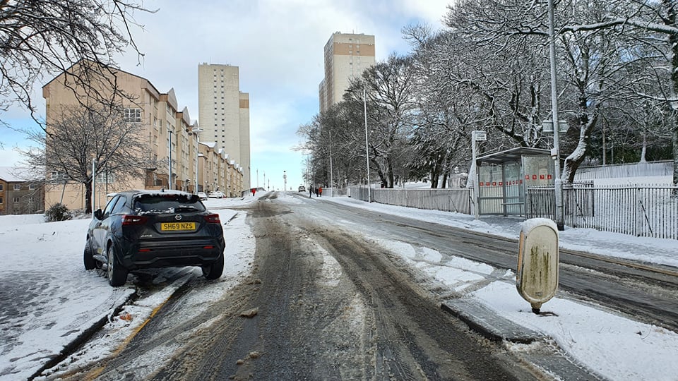 Thundersnow in Scotland: Difficult driving conditions in Glasgow. 