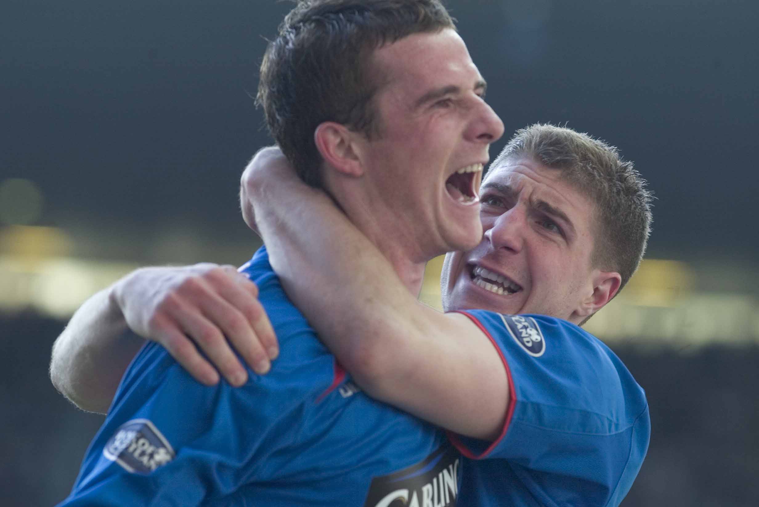 Barry Ferguson (left) celebrates with Gregory Vignal. (SNS Group)