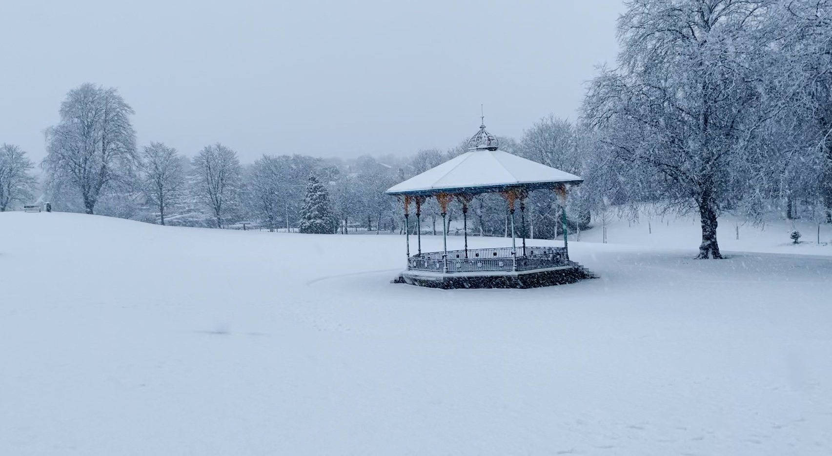 Strathaven: Snow covered park in South Lanarkshire. 