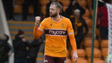 Van Veen helps Motherwell reach Scottish Cup quarter-finals