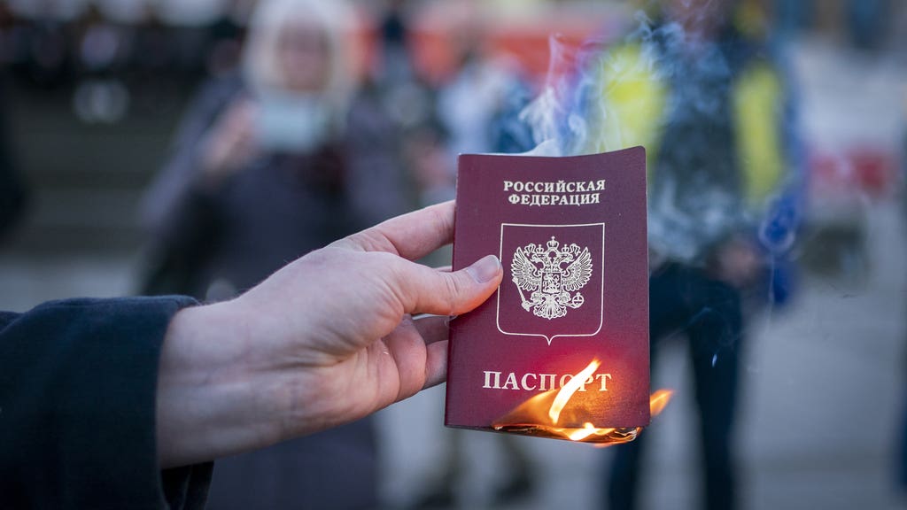 Campaigner burns Russian passport as hundreds gather in Edinburgh for Ukraine vigil