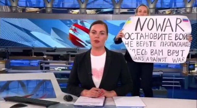 Ukraine: Woman interrupts Russian state TV in anti-war protest