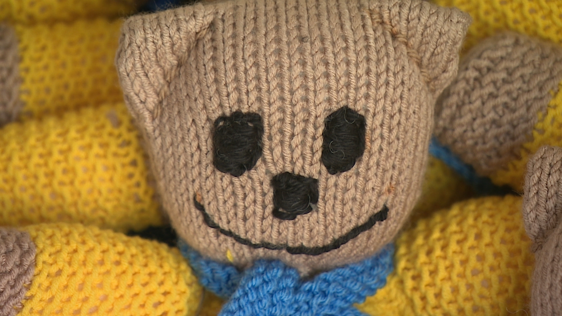 The cheerful teddies have been knitted with Ukrainian colours. 