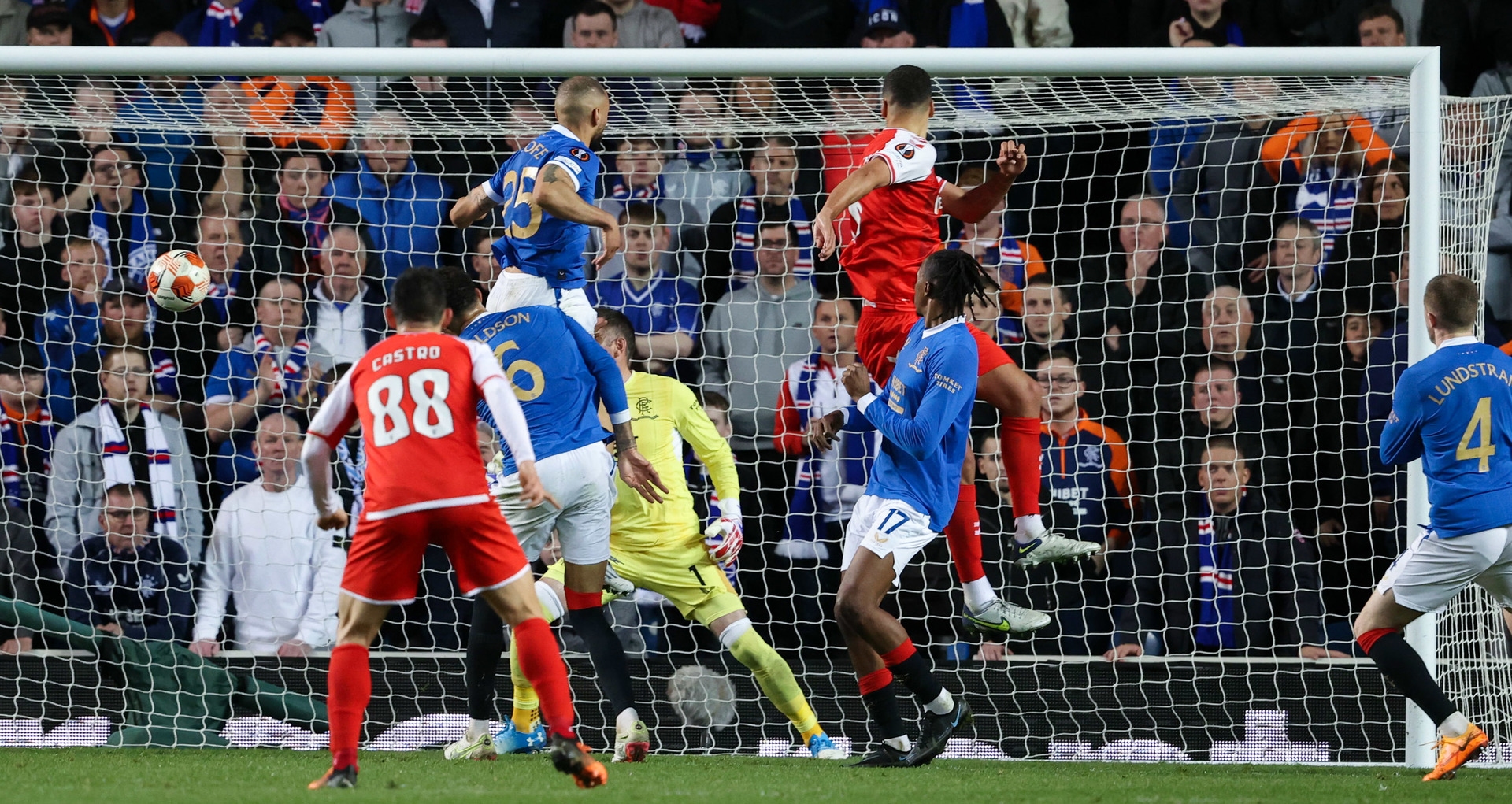 GLASGOW, SCOTLAND - APRIL 14: Braga's David Carmo heads home to make it 2-1 during a UEFA Europa League Quarter Final 2nd Leg match between Rangers and SC Braga at Ibrox, on April 14, 2022, in Glasgow, Scotland.  (Photo by Alan Harvey / SNS Group)