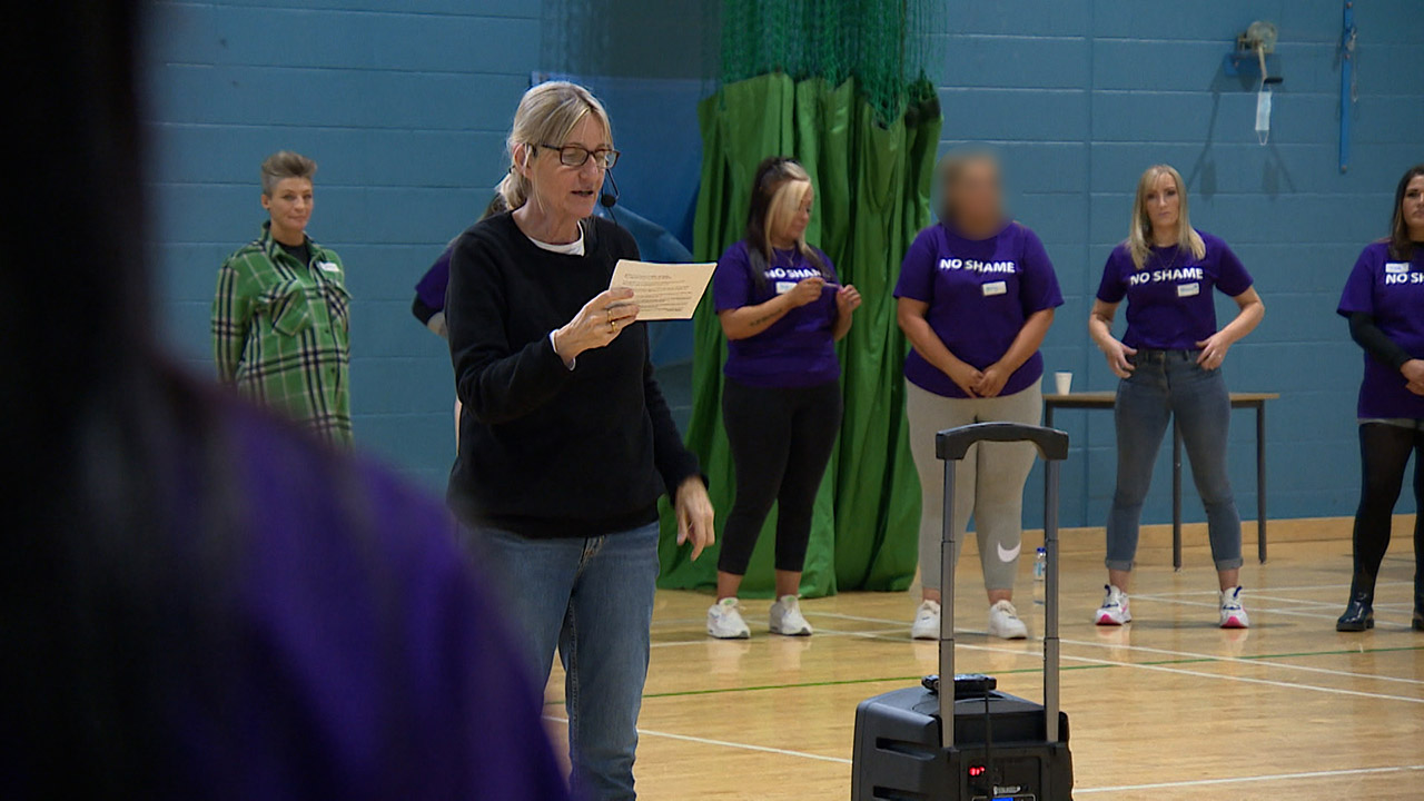 Fritzi Horstman addresses inmates.