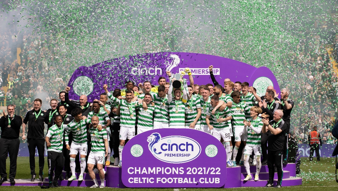The Parkhead club lifted the Premiership league title after a 6-0 home victory against Motherwell.