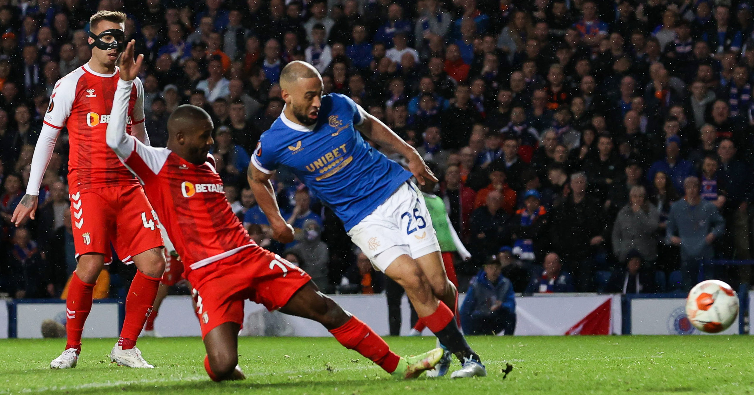 Kemar Roofe scores in extra time to put Rangers 3-1 up against Braga.