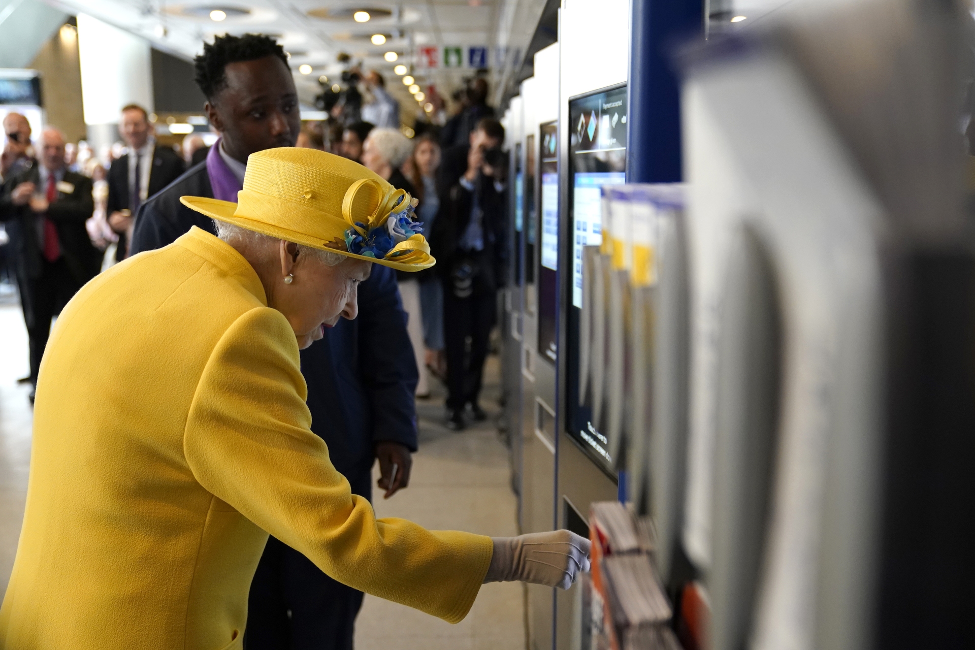 Queen Elizabeth II using a oyster card machine at Paddington station in London, to mark the completion of London's Crossrail project. Picture date: Tuesday May 17, 2022.