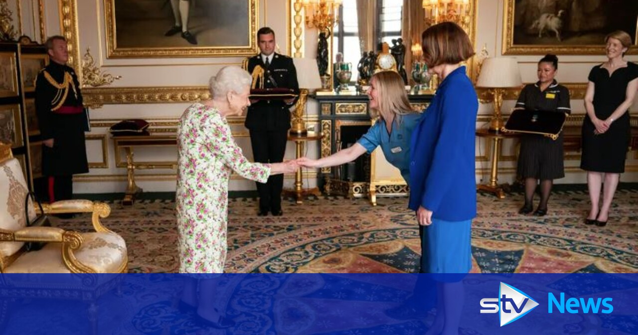 Nurse accepts George Cross award on behalf of NHS Scotland | STV News