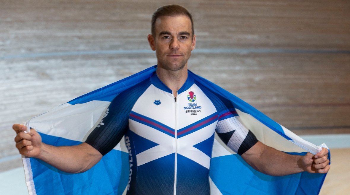 Kyle Gordon out of scratch race final after suffering shoulder injury in Commonwealth Games crash