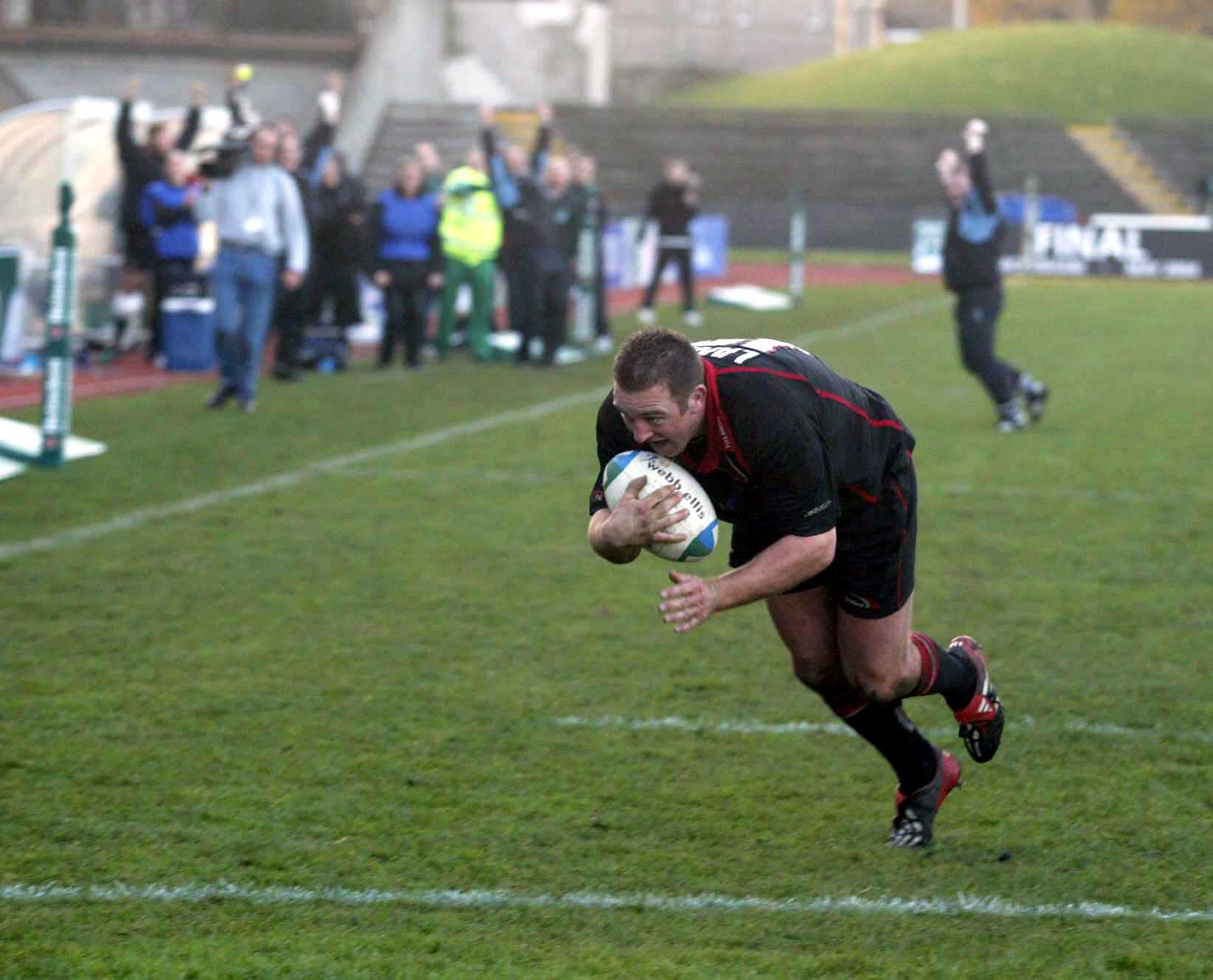 Brendan Laney scores in the last minute for Edinburgh against Toulouse in the Heineken Cup in 2003.