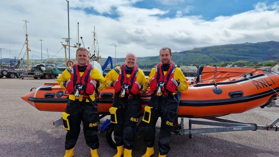 RNLI volunteers in Campbeltown successfully resuscitate father after ‘freak’ wave knocked him into sea