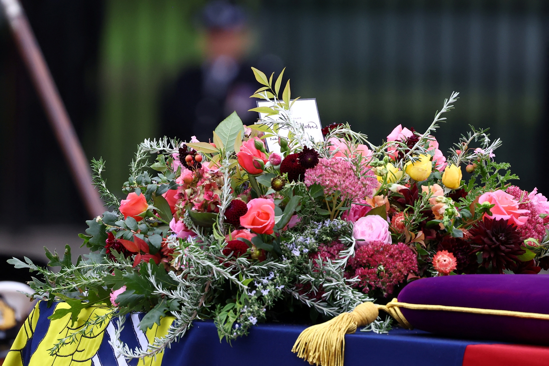 The coffin was decorated by flowers chosen by King Charles III. (Image: Hannah McKay- WPA Pool/Getty Images)