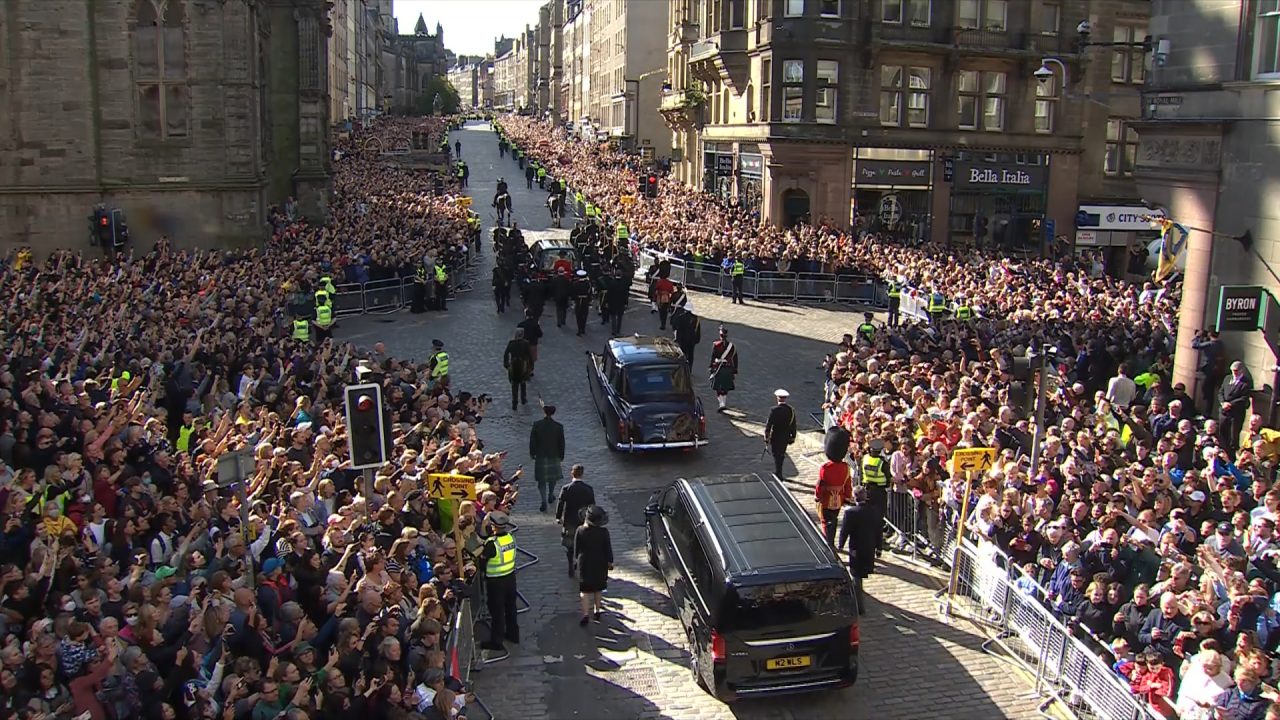 Man arrested in Edinburgh after royal procession carrying the Queen’s coffin to St Giles’ Cathedral ‘heckled’