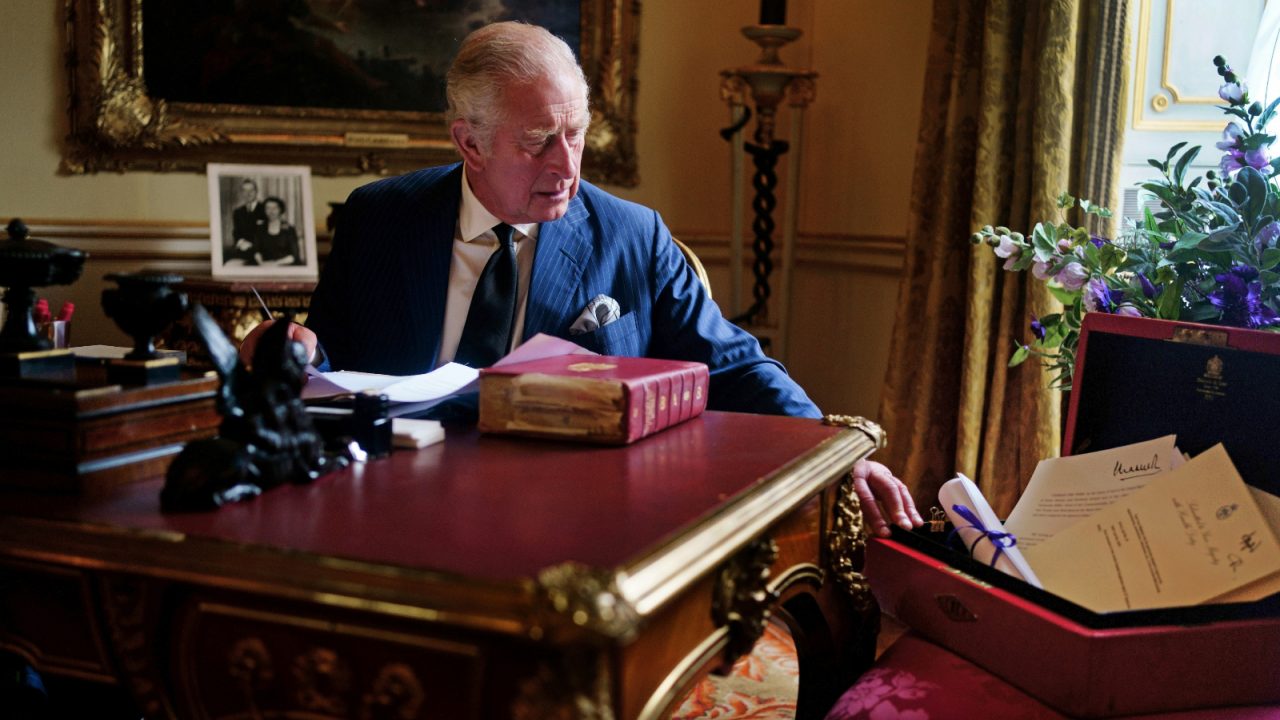 King Charles III pictured with royal red box for the first time since death of the Queen