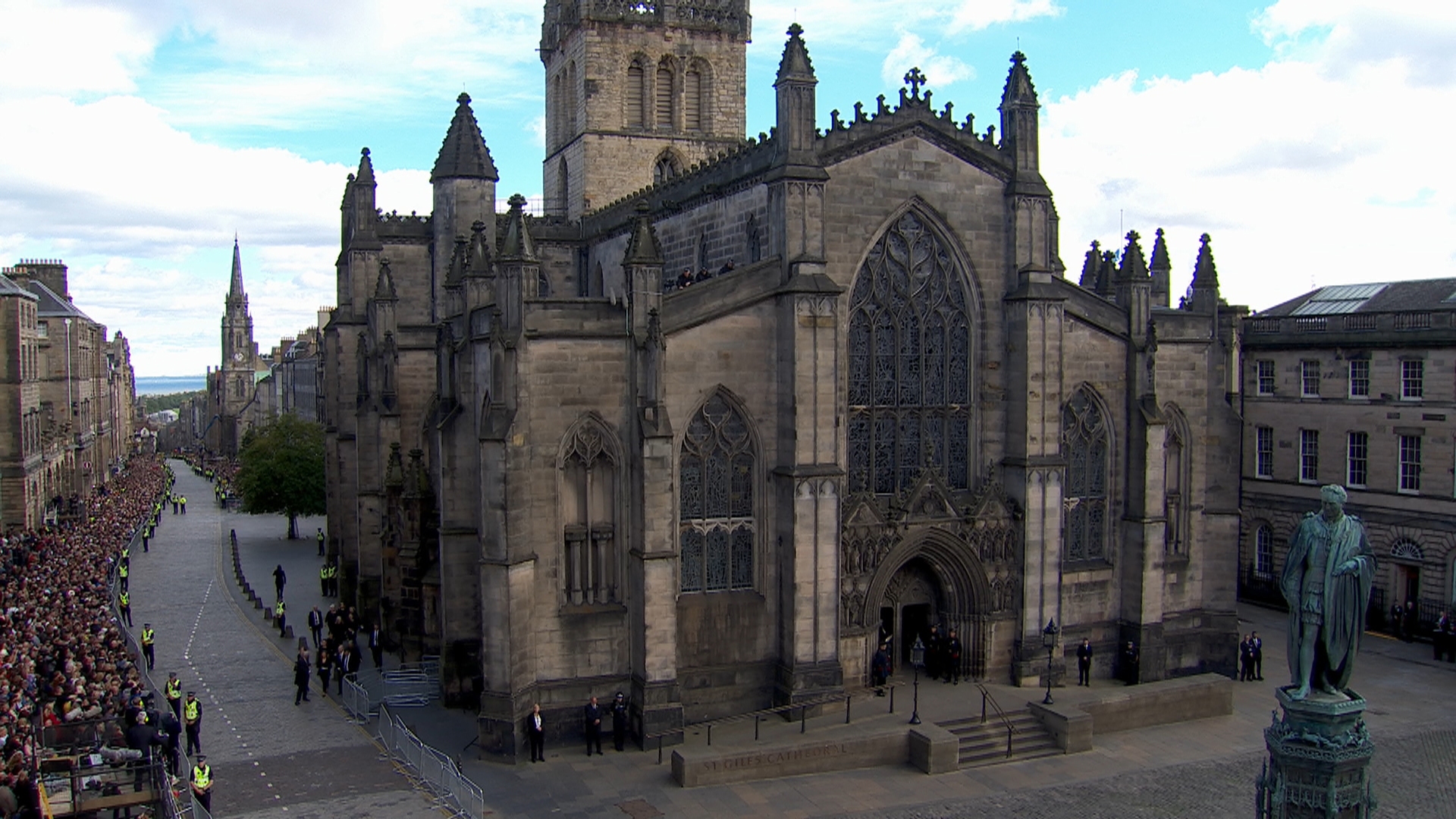 Mourners wait at St Giles'Cathedral