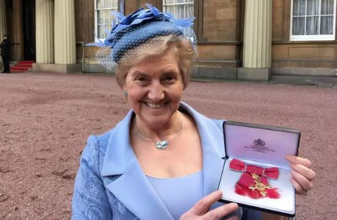 The Queen showed Dr Lorna Hood her holiday pictures on a visit to Balmoral.