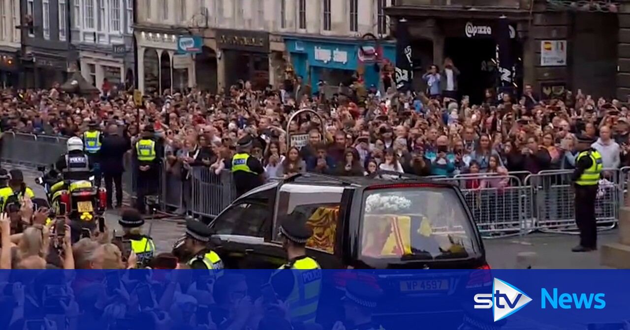 Thousands gather as Queen's coffin arrives in Edinburgh | STV News