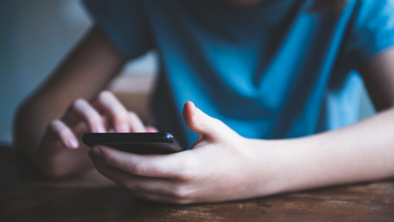 Research finds smartphone screen exposure may lead to earlier onset of puberty