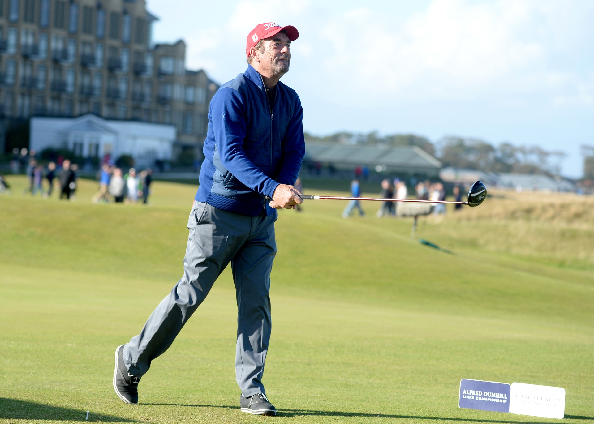 Huey Lewis keeps a close eye on his shot in 2016.