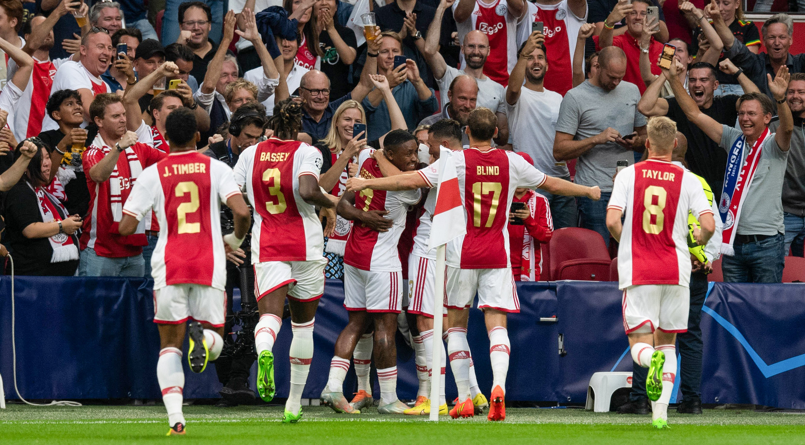 Party time in the Dam: Ajax celebrate the decisive third goal. 