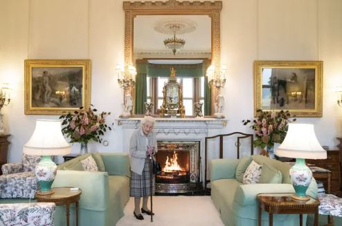 The last photograph taken of the Queen in Balmoral as she waited to appoint Prime Minister Liz Truss.