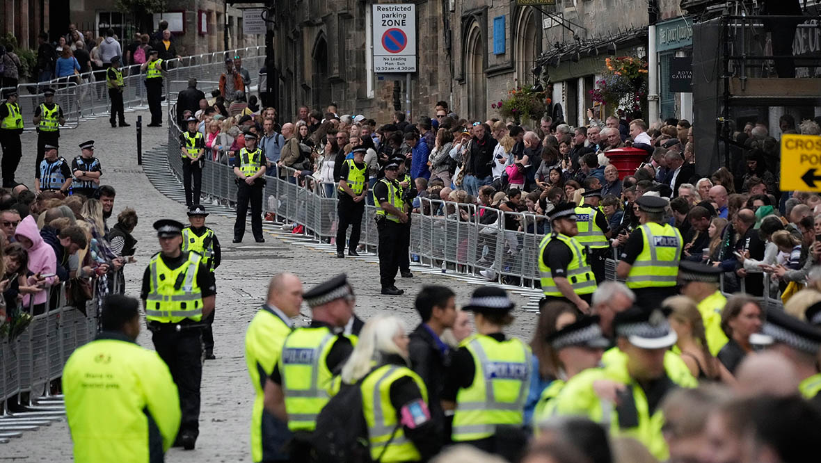 Crowds wait for the cortege carrying the coffin of the late Queen Elizabeth II on the Royal Mile 