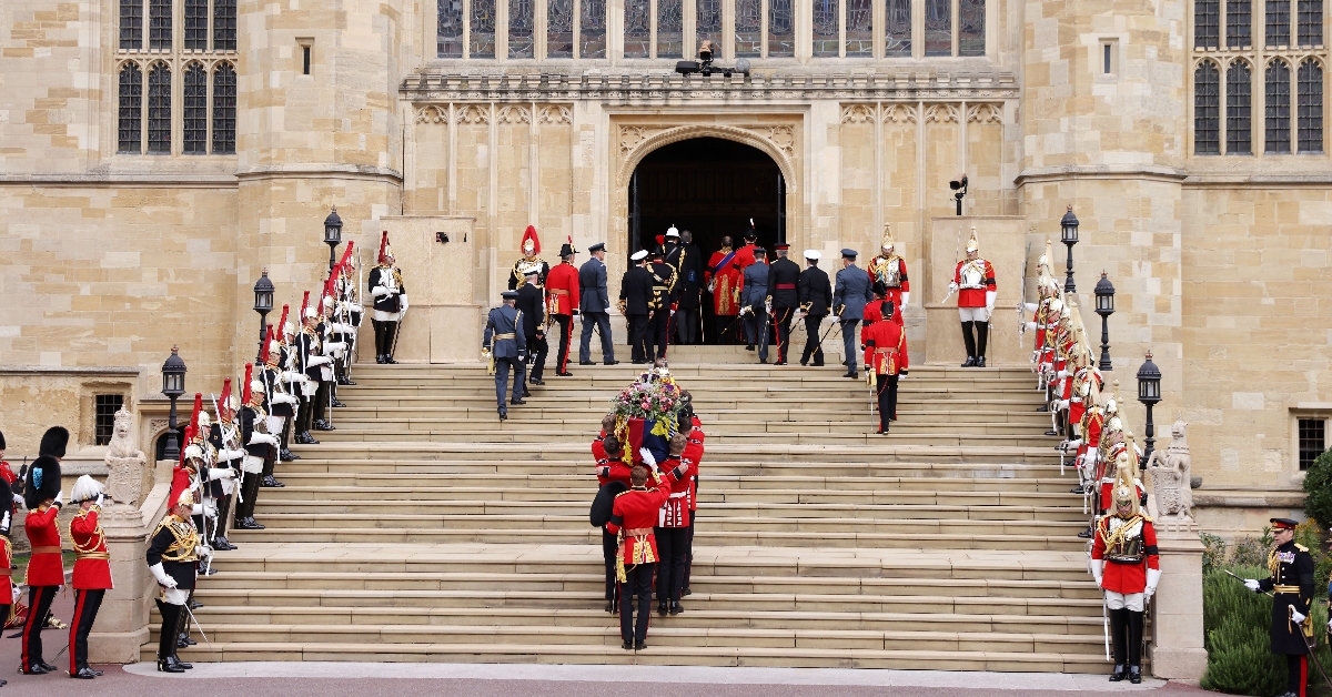 The coffin of Queen Elizabeth II arrives outside of St George's chapel inside Windsor castle on September 19, 2022