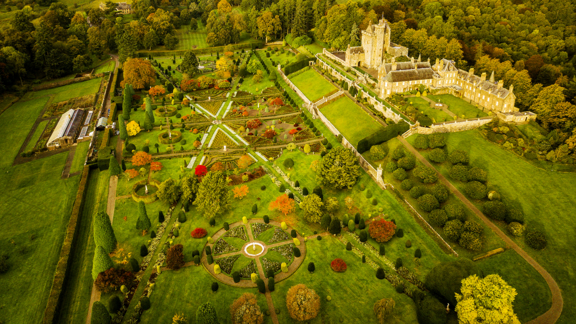 Aerial pictures of famous garden are weirdly satisfying.
