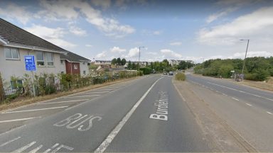 Edinburgh teenager ‘distressed’ after being robbed by three men after assault in Burdiehouse