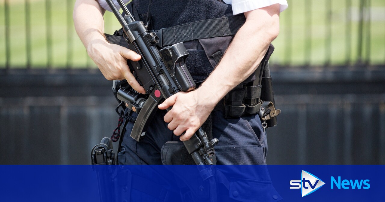 Bewaffnete Polizei riegelt Gebiet in Edinburgh ab, nachdem ein Mann mit ...