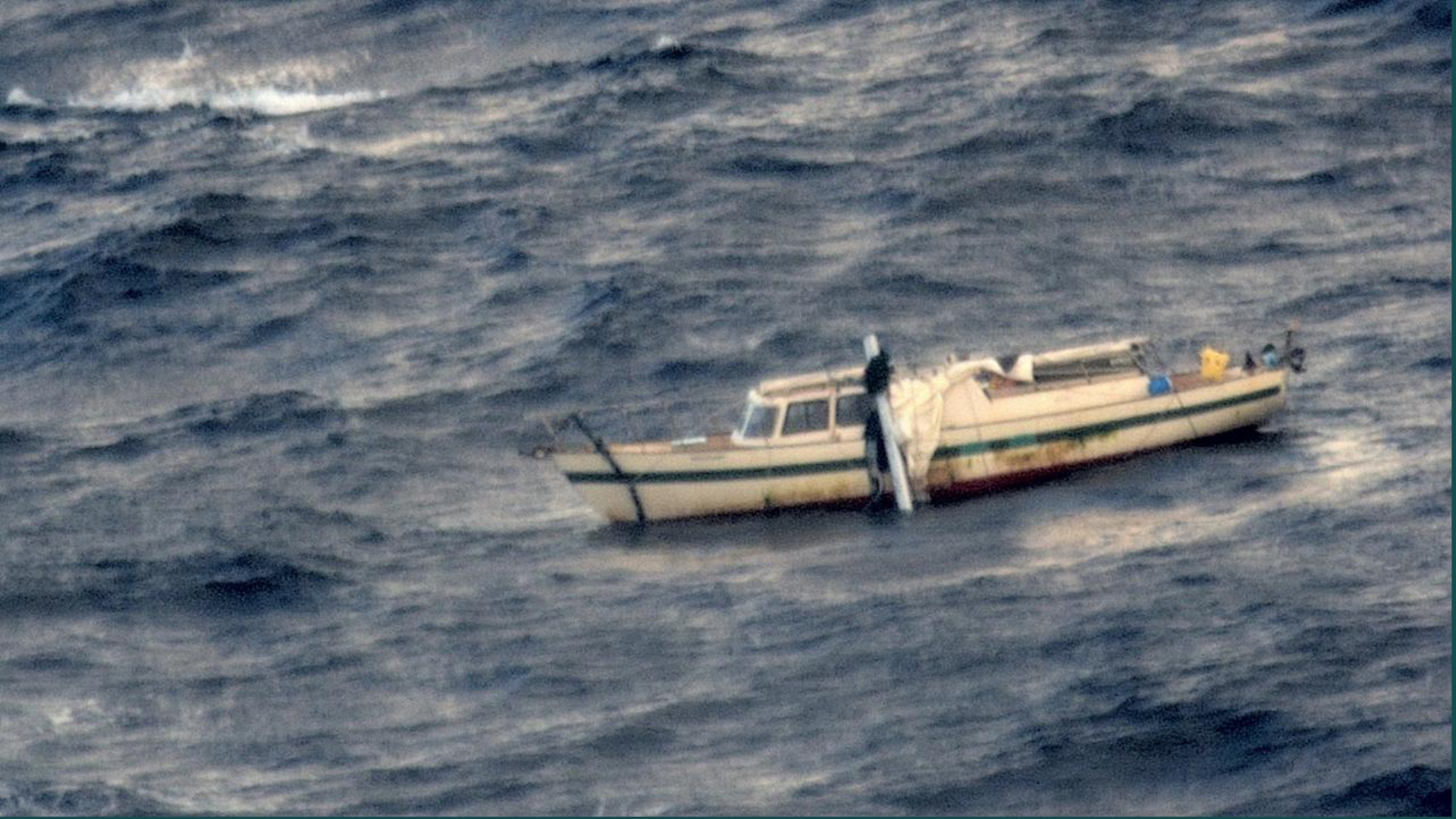 A stricken sailor's yacht lost its mast in stormy conditions. 