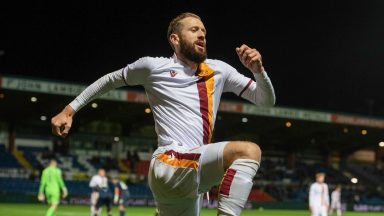Kevin van Veen hits hat-trick as Motherwell thump Ross County