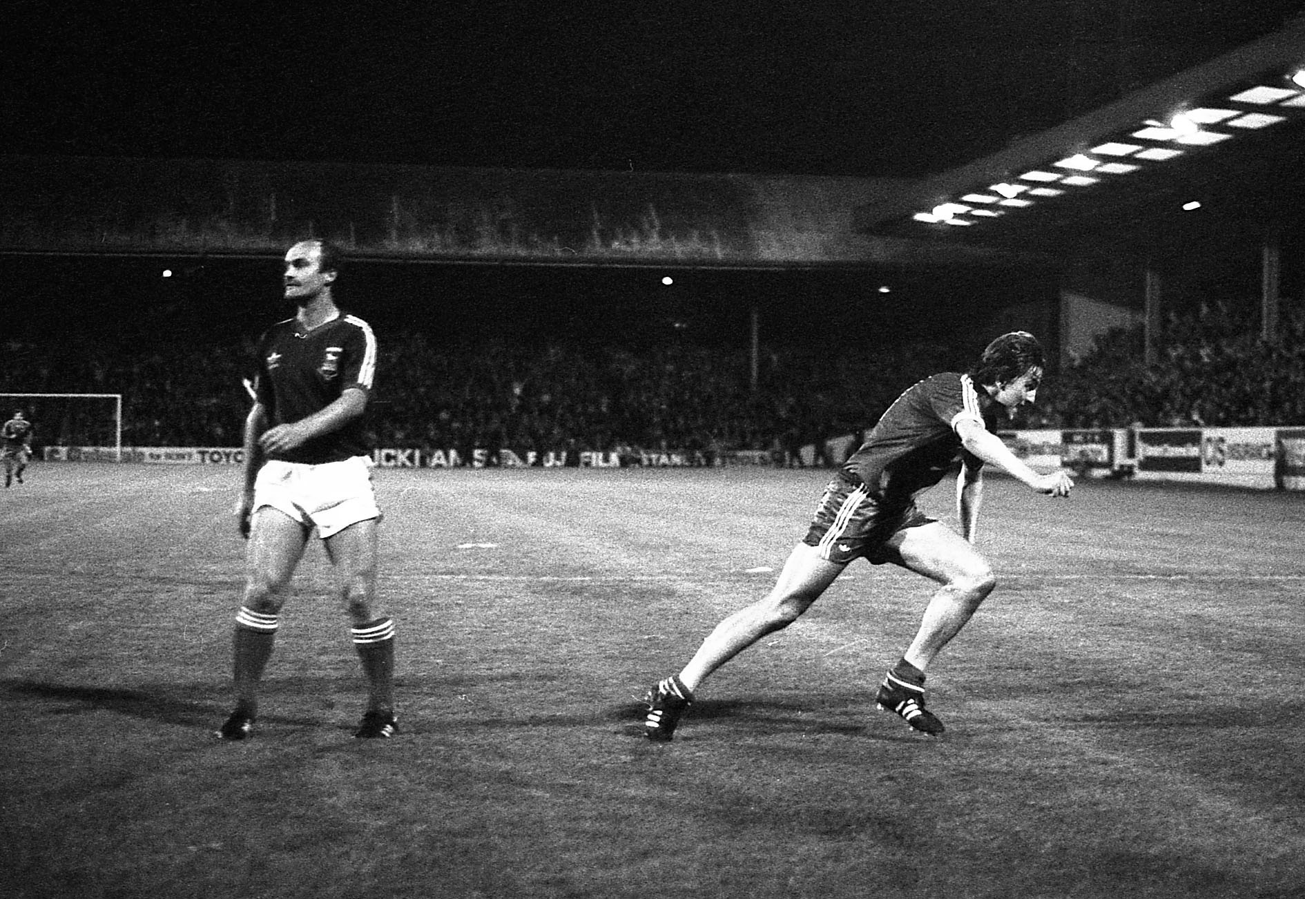 Aberdeen v Ipswich : Peter Weir se précipite pour célébrer après avoir marqué pour Aberdeen.