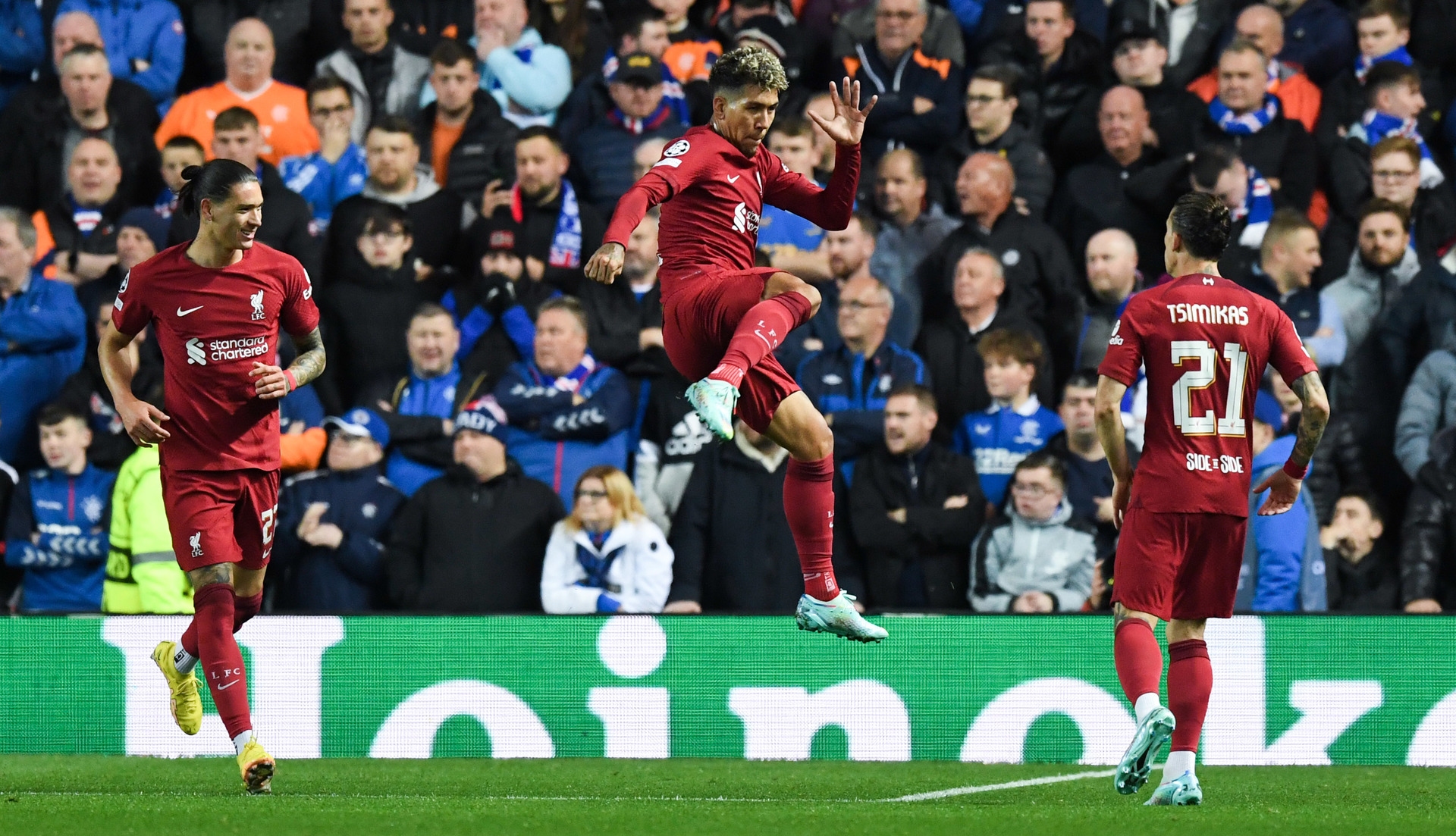 GLASGOW, SCOTLAND - OCTOBER 12: Liverpool's Roberto Firmino (centre) celebrates making it 1-1 during a UEFA Champions League match between Rangers and Liverpool at Ibrox Stadium, on October 12, 2022, in Glasgow, Scotland. (Photo by Craig Foy / SNS Group)