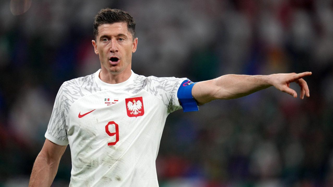 Robert Lewandowski sees penalty saved as Poland are held by Mexico