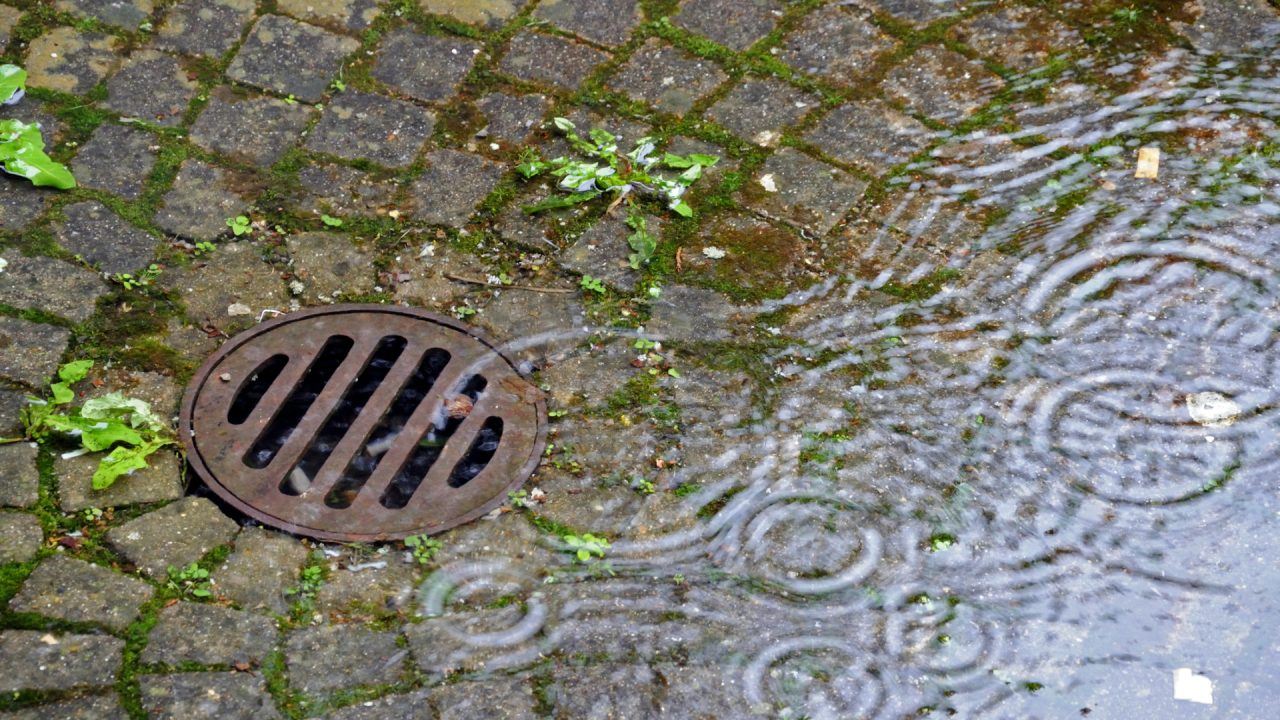 Blocked and overflowing drains causing Glasgow Pollokshaws residents issues during heavy rain