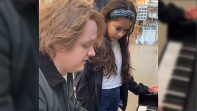 Lewis Capaldi teaches girl how to play his new song on Kings Cross train station piano in ‘sweet’ video