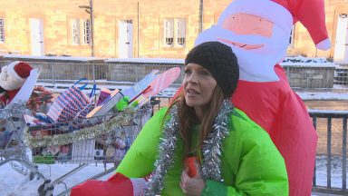 Woman dresses up as elf and dances for hours in snow in Penicuik to raise money for foodbank