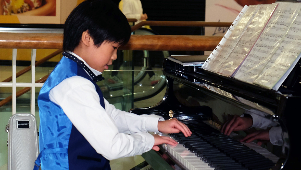 Ten-year-old piano ‘virtuoso’ wows Boxing Day shoppers at Braehead Shopping Centre
