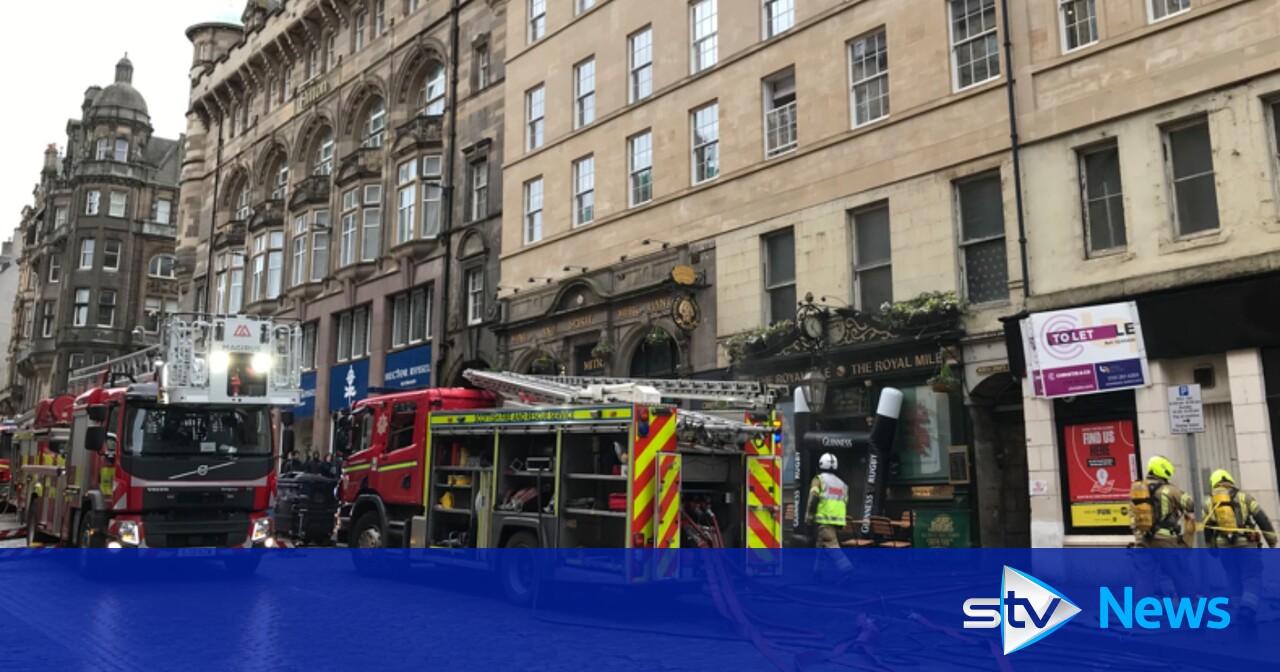 Smoke billows from pub on Edinburgh Royal Mile as firefighters tackle ...