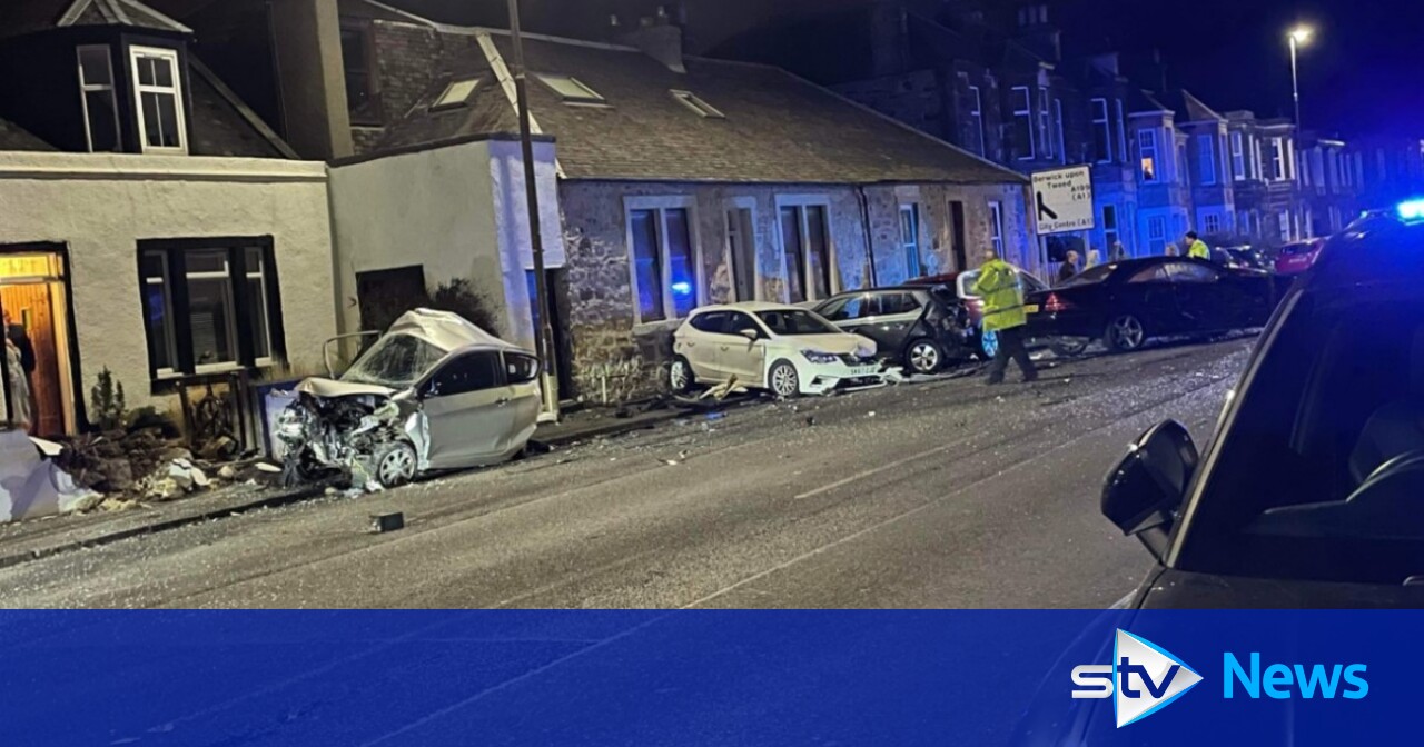 Driver flees scene of crash in Edinburgh after smashing into four ...