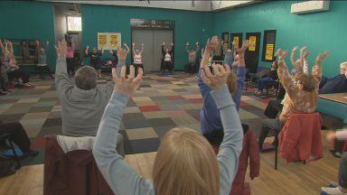 Glasgow painter and decorator sets up free yoga classes