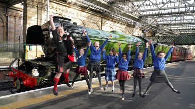 Flying Scotsman steams into Edinburgh to mark centenary