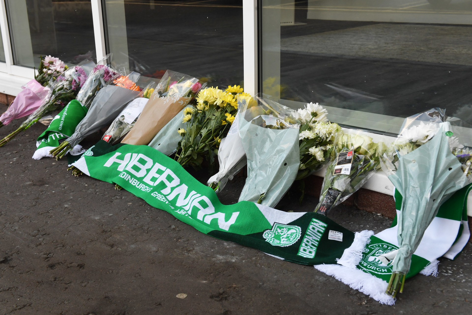 Ron Gordon: Tributes are paid outside Easter Road following the death of Hibernian Chairman.