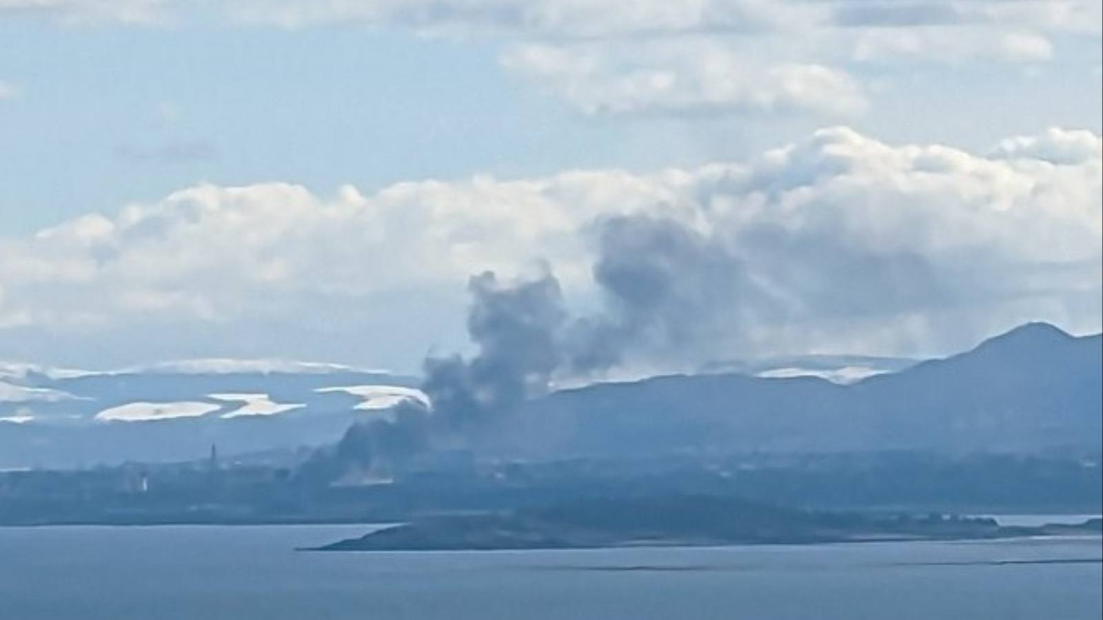 The flames seen from Fife. @achilles_daz