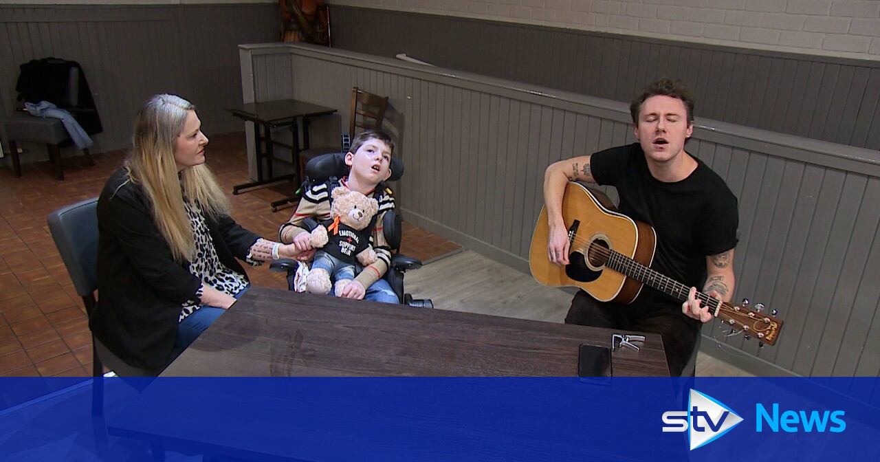 Callum Beattie plays exclusive show for young fan with rare disease