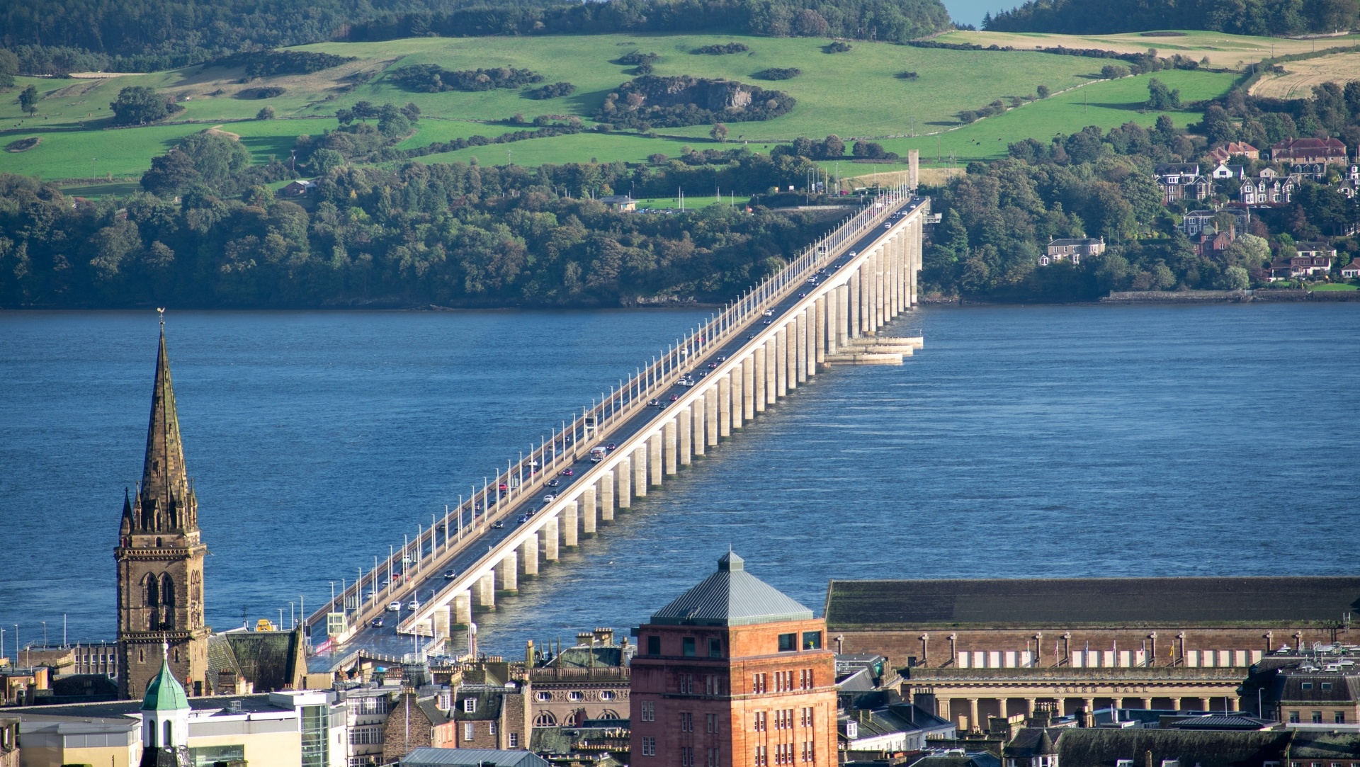 Major tailbacks in Dundee and Fife as Tay Road Bridge closed amid