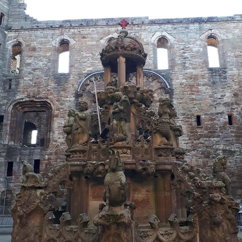 A centuries-old fountain at Linlithgow Palace has been physically damaged and defaced using spray paint.
