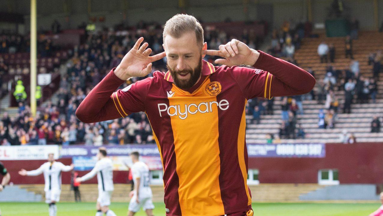 Kevin van Veen double lifts Motherwell to comfortable win over Livingston